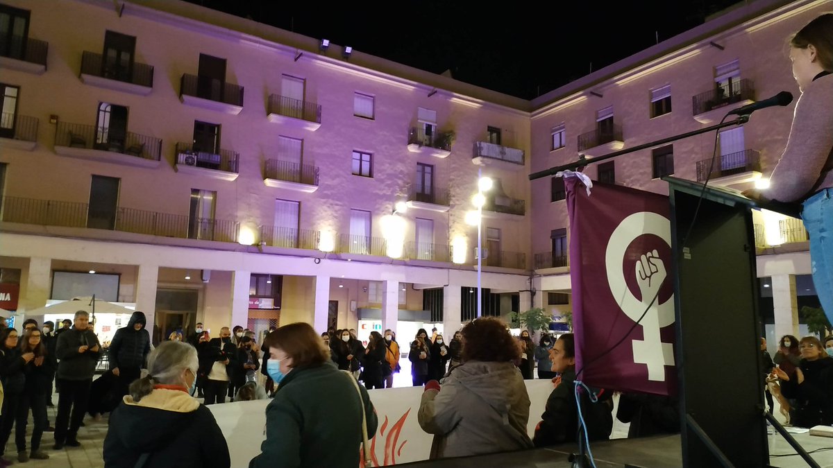 🔥Marxa de torxes #25N a #Tortosa feministes de l'Ebre en lluita, avui i cada dia #focalpatriarcat 🔥
#niunamés 
#FeminismePerCanviarHoTot 
#feminismes