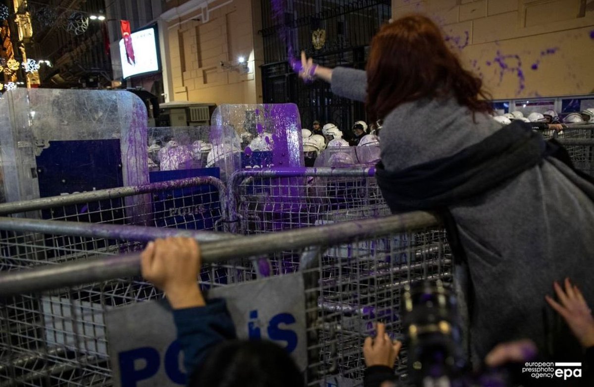 feministkolektf's tweet photo. Feministlerin mor boyası böyle patlar üzerinize!
Kadın, LGBTİQ+ düşmanlarına mor boya! 

#25Kasım2021  #25Kasım https://t.co/VrX27x2lTq