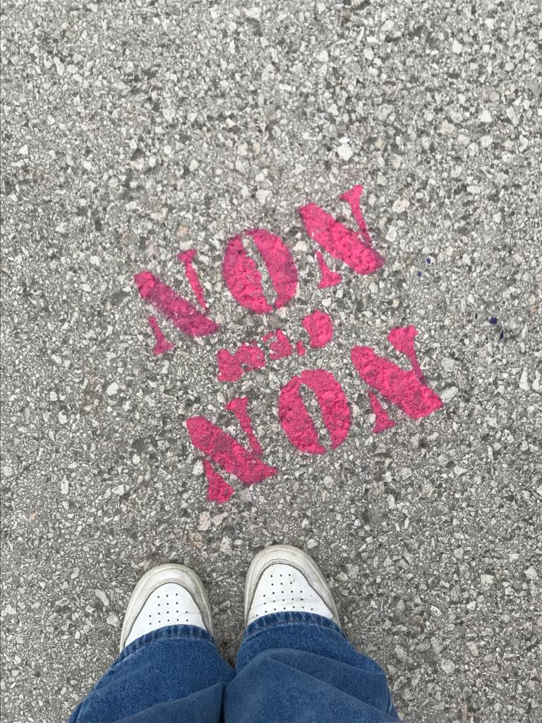 JulieFerrua's tweet photo. Heureusement que j'ai 2 chats collés à moi qui ronronnent pour rester à peu près calme devant @EnvoyeSpecial sur #NicolasHulot!
Mais au fond de moi je bous +++
#RasLeViol! https://t.co/o33F7h1d3A