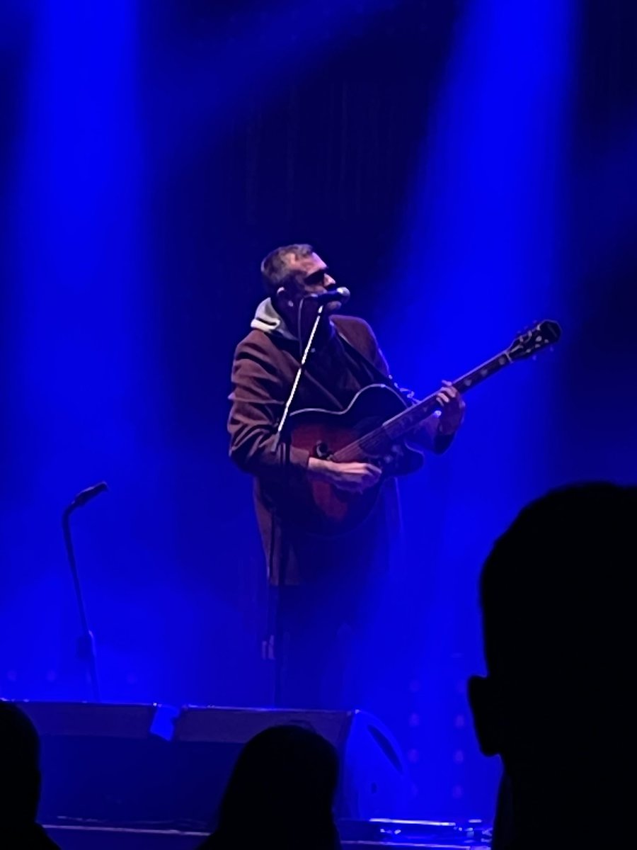 Gillybean83's tweet photo. Legend! @Reverend_Makers #aberdeen #singalong #shedseven https://t.co/sgWuoYmFao
