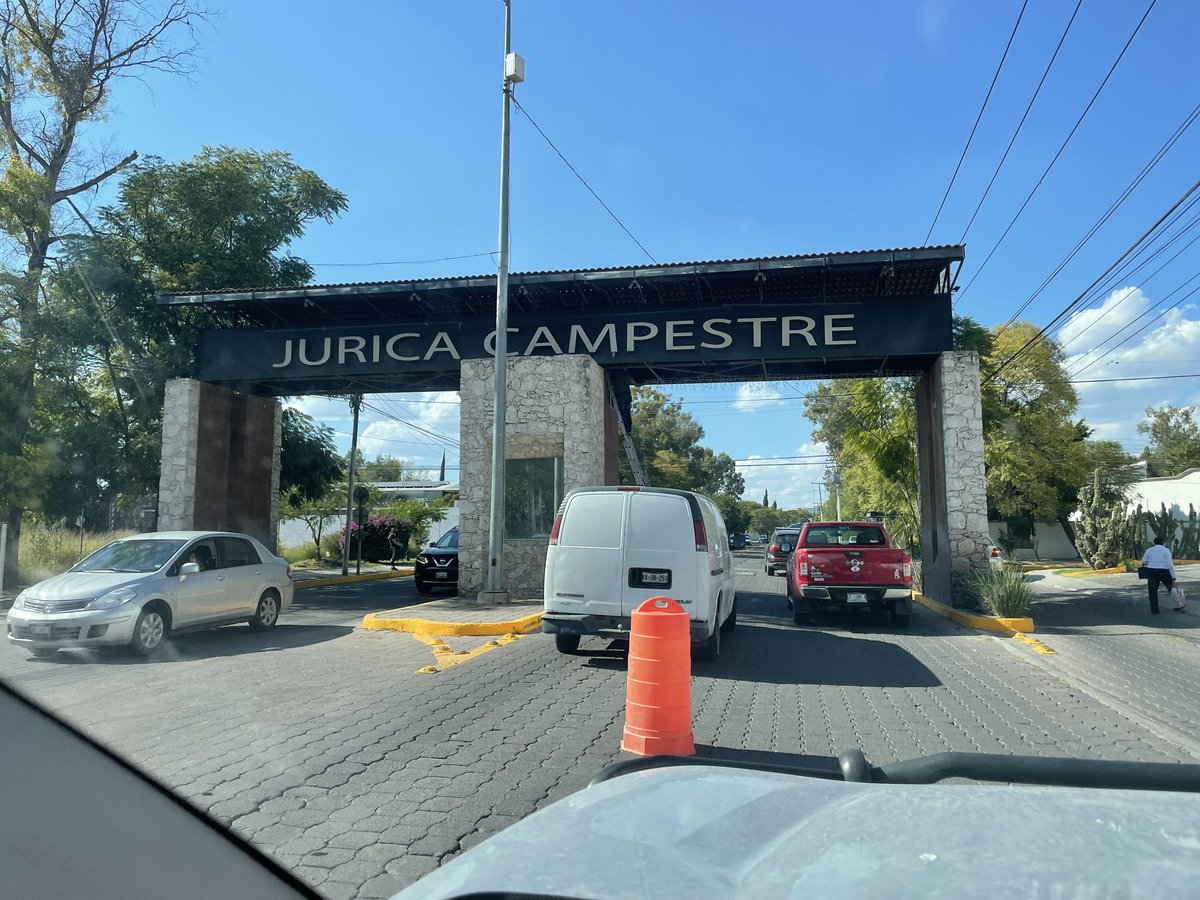 fernandomtzgza's tweet photo. @vivirjurica1 @CecomJurica considero que es mala hora para hacer trabajos de mantenimiento, generan mucho tráfico, llega a la incorporación del puente, pueden provocar un accidente https://t.co/VBZ4CC5KEV