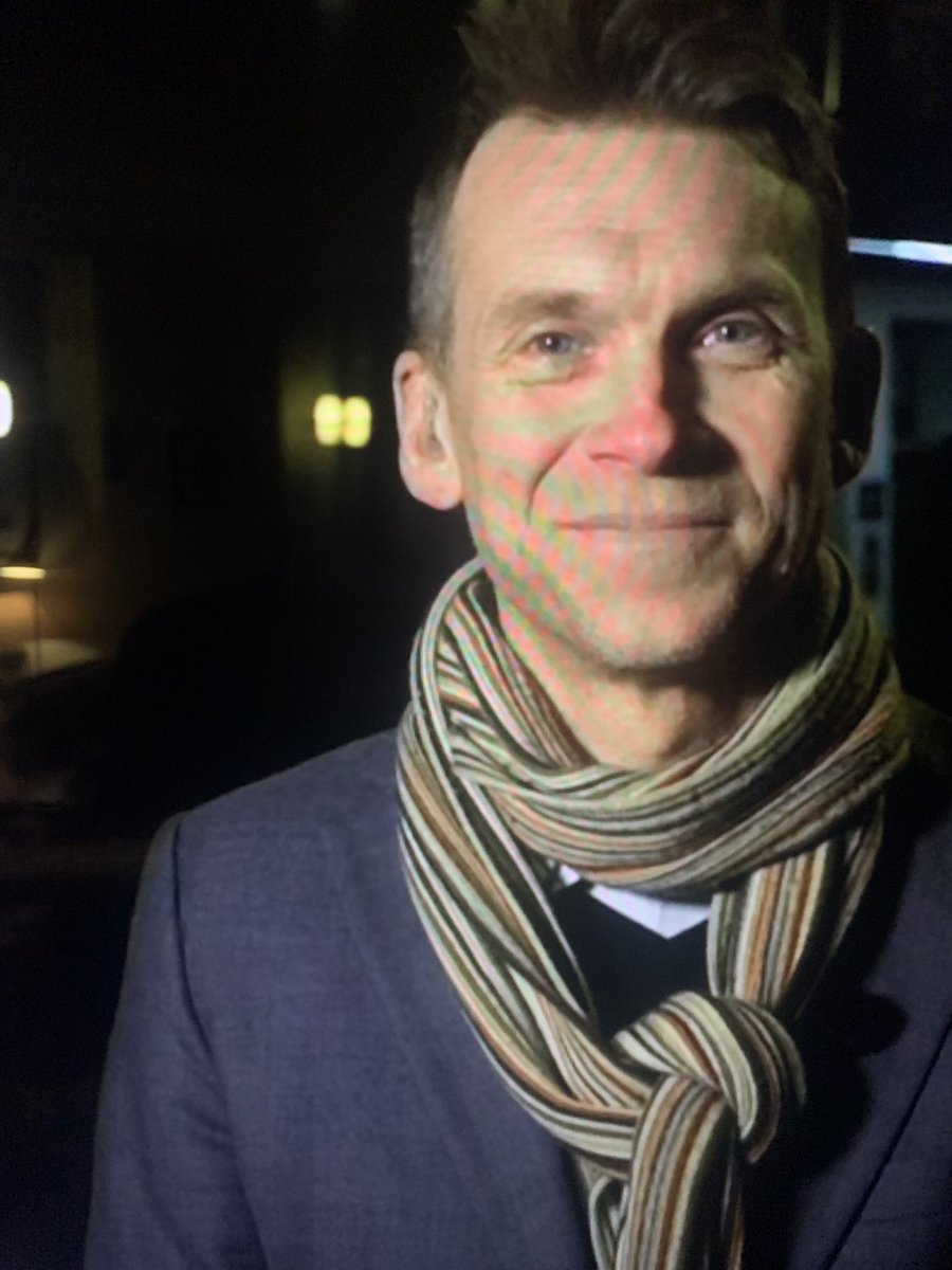 Yes, Aslak Eriksrud, trønder på Rådhusplassen i Oslo: Her va de dundrende tungtransport, bussa og bila … så fjerna dem bilan fra Rådhusplassen som no e blitt en folkeplass … og jaggu, så gå itj det en skinnegang her også, trikken sklir fint gjennom #bybanen