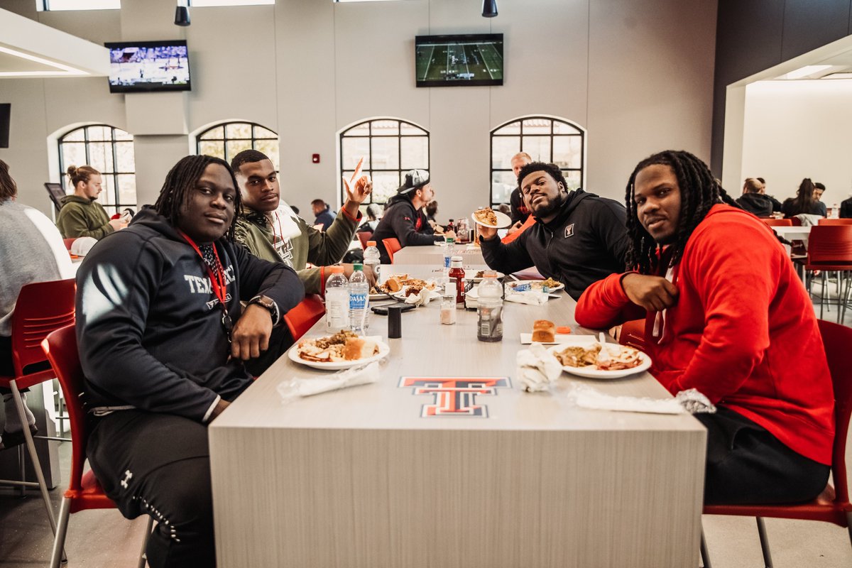 TexasTechFB's tweet photo. #HappyThanksgiving from the Red Raiders! https://t.co/5QPYgHssB6