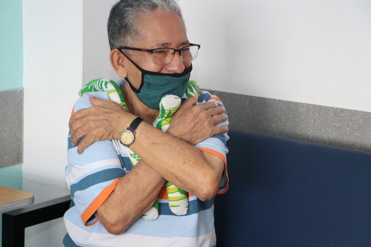 HospAlmaMater's tweet photo. Hoy nuestros niños y adultos de Pediatría e Internación recibieron un visitante. Un #Abrazador que como acompañante perfecto les recuerda lo importante que es agradecer, abrazar y amar. Nuestros agradecimientos a @huggerisland por llevarnos esta experiencia a los servicios https://t.co/LHv9luDNmD