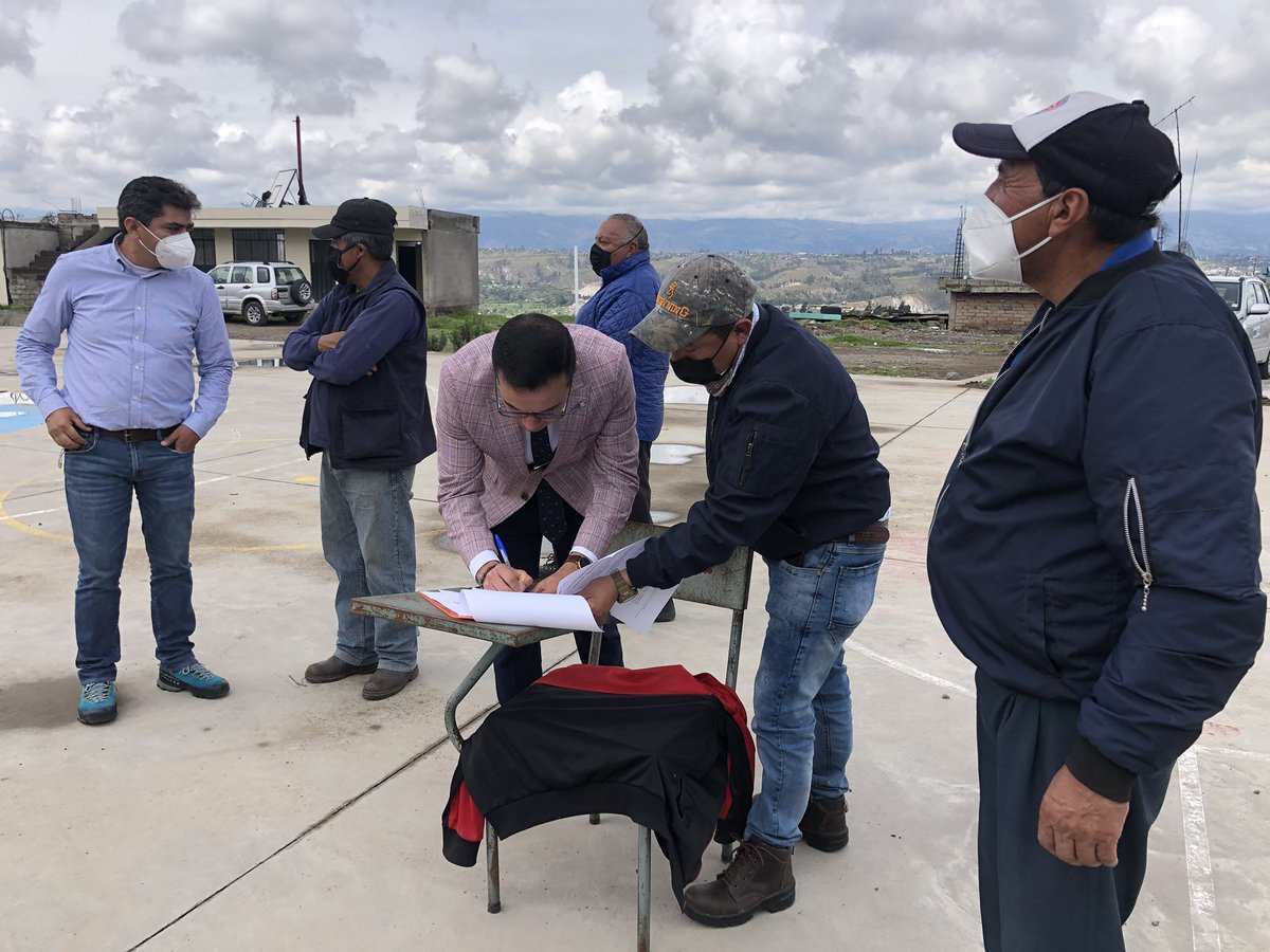 elepcosa's tweet photo. #Obras | El Ab. Felipe López, Presidente Ejecutivo de ELEPCO S.A. visitó la comunidad de Guanailin para anunciar el inicio de obra de extensión de red de alumbrado público, aquí compartió con los moradores quienes plantearon sus pedidos. #JuntosPorLaTransiciónEnergética https://t.co/KCuwynXVwc