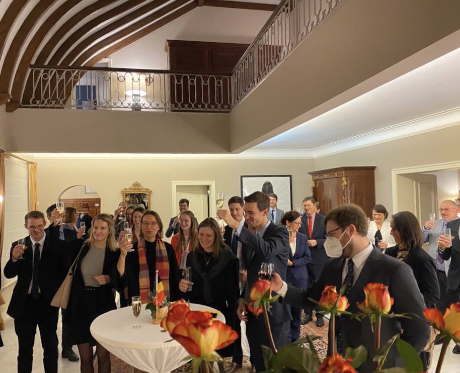 BelgiumLux's tweet photo. Notre ambassadeur @ThomasLambertBE fait une réception à la résidence pour souhaiter la bienvenue aux #stagiaires diplomates @YD_Belgium à #Luxembourg @MFA_Lu @AmbassadeLuxBxl @BelgiumMFA #belux100 https://t.co/iAg8Lc2nnF