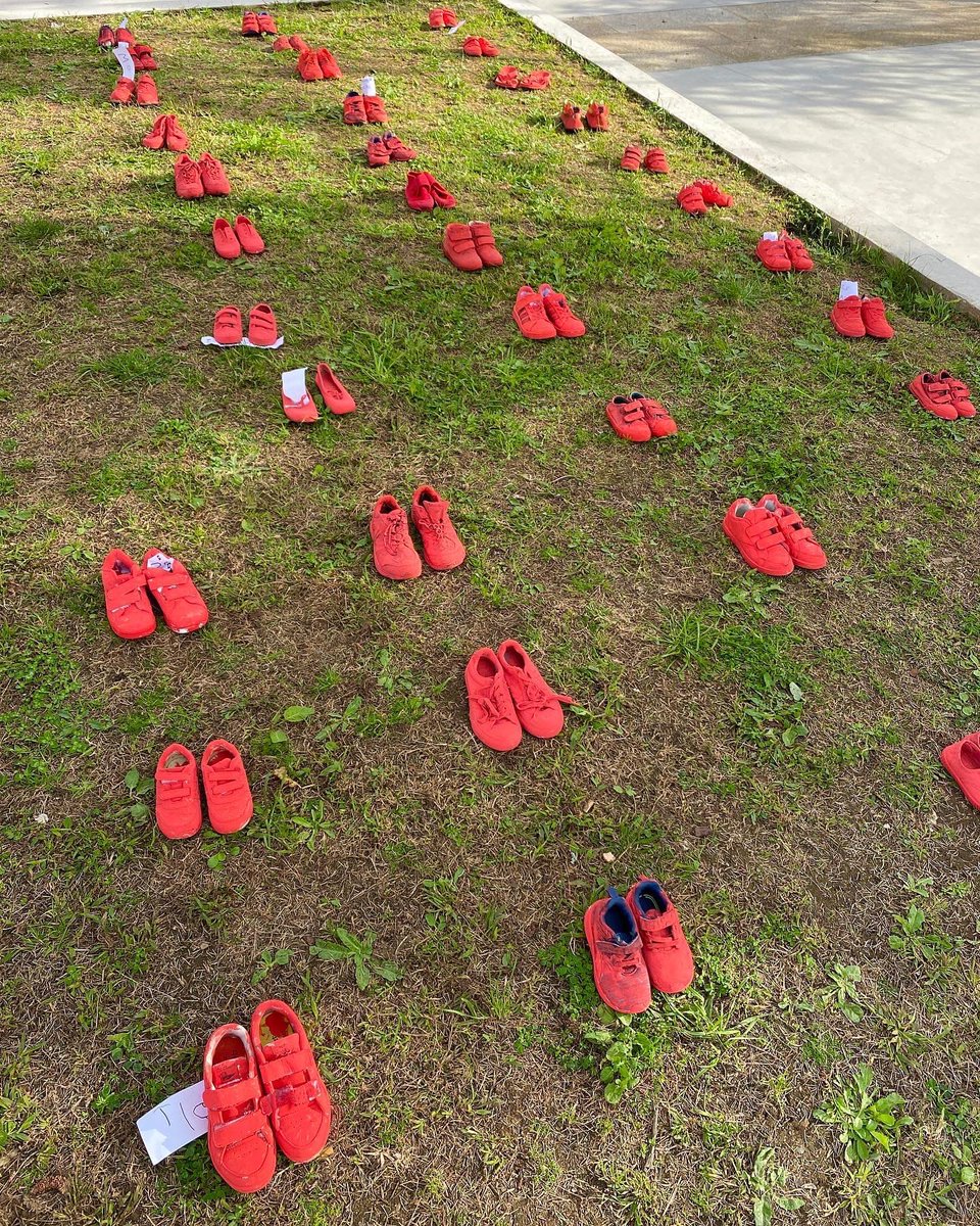 biblioceipoutes's tweet photo. As voces do noso alumnado en contra das violencias de xénero. 

Instalación artística baseada na obra de Elina Chauvert.

Proposta de Educación Infantil na que participa todo o centro no marco do PDI “Outes sostible”

#25N #ninunhamenos #defrontecontraaviolenciadexénero https://t.co/FANURHBGxl