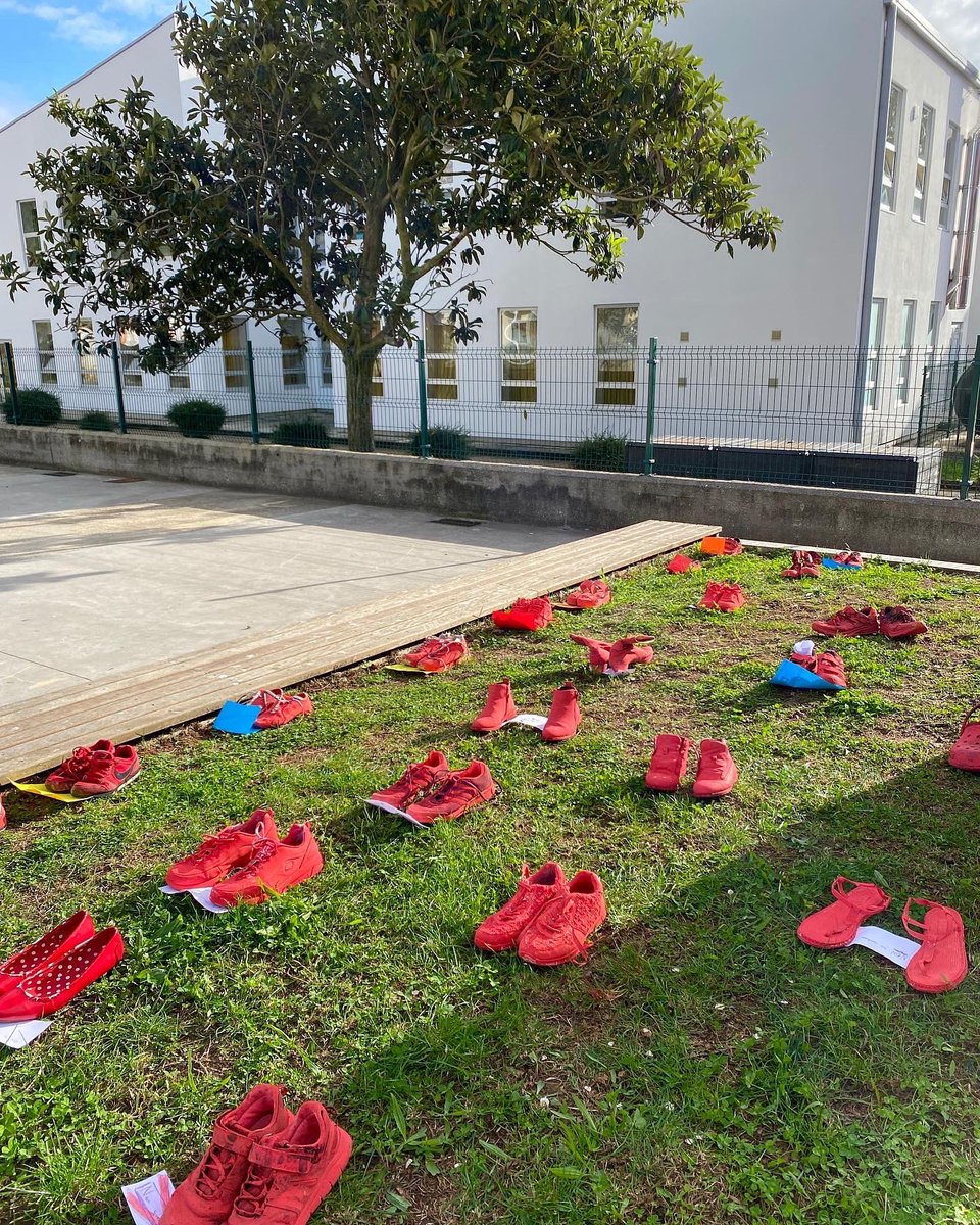 biblioceipoutes's tweet photo. As voces do noso alumnado en contra das violencias de xénero. 

Instalación artística baseada na obra de Elina Chauvert.

Proposta de Educación Infantil na que participa todo o centro no marco do PDI “Outes sostible”

#25N #ninunhamenos #defrontecontraaviolenciadexénero https://t.co/FANURHBGxl