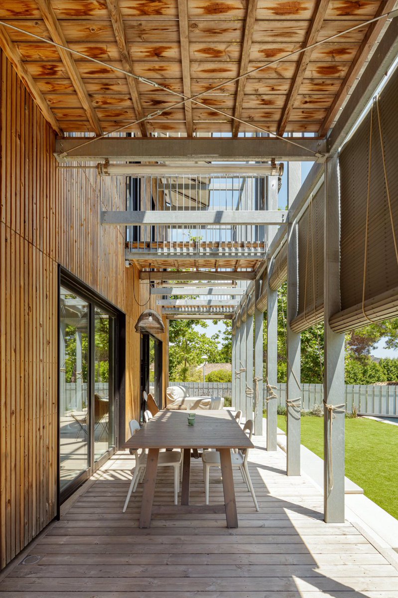 arquitect_viva's tweet photo. La casa está construida con un sistema industrializado en seco, con forjados y vigas de madera y la fachada de listones de pino. En verano, el porche de doble altura y tubos de acero galvanizado protege la casa del sol y permite la ventilación cruzada.
Fotografías: @aitorestevez https://t.co/7jwTNlgS1o
