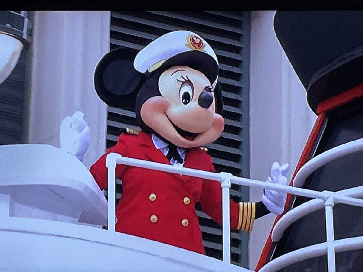 kaitlynrobrock's tweet photo. Ahoy! 🚢⭐️🎉 Fun Fact: I misread the script and thought Mickey was going to shoot out of the smokestack and land on the deck. This makes much more sense! #MacysThanksgivingDayParade #DisneyCruiseLine #CaptainMinnie https://t.co/EDtVvKV1Wq