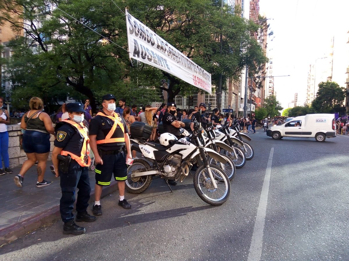 ArganarazNoel's tweet photo. Terrible operativo policial con fuerzas de infantería, con cientos de uniformados y decenas de móviles, policía, infantería, Eter en el día internacional de lucha contra las violencias patriarcales! https://t.co/KaoCyPEdoS