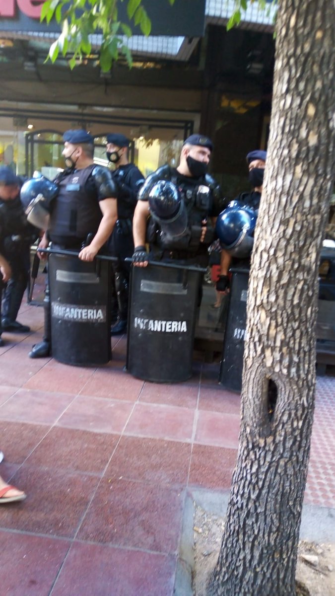 ArganarazNoel's tweet photo. Terrible operativo policial con fuerzas de infantería, con cientos de uniformados y decenas de móviles, policía, infantería, Eter en el día internacional de lucha contra las violencias patriarcales! https://t.co/KaoCyPEdoS