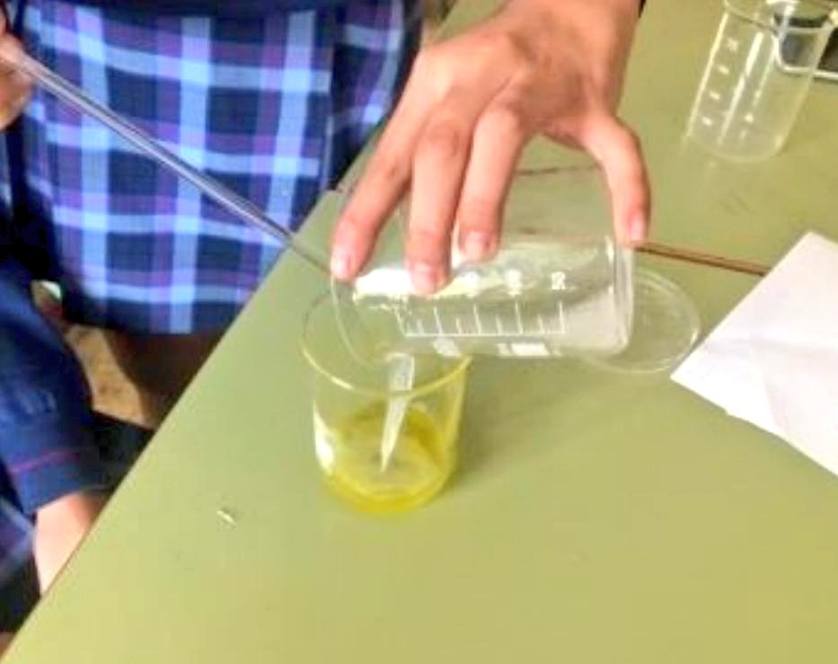 fecmips's tweet image. Nuestros chicos y chicas de #4ESO participan, respetan y se implican en el cuidado del medio ambiente.
👉Por ello, su acción para participar en la #EuropeanWeekForWasteReduction #EWWR2021, consiste en fabricar  #Jabón a partir de aceite usado.
⬇️(Sigue leyendo)⬇️