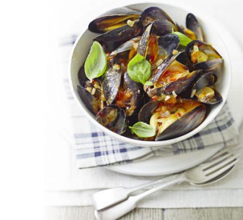 Mussels with tomatoes &amp; chilli #healthy #seasonal #recipe bit.ly/2zRtTup