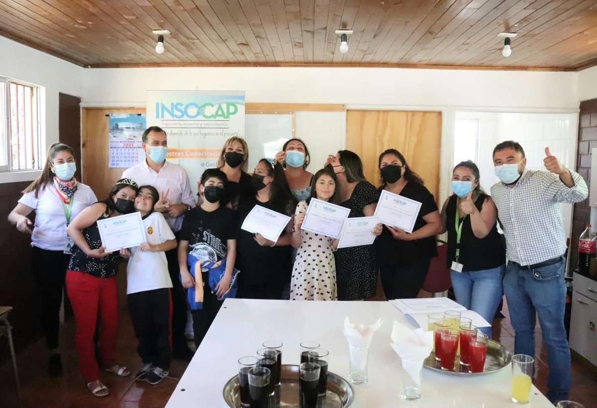 MuniPenaflor's tweet photo. 😍❗ Felicitaciones ‼️a las 7 peñaflorinas 🙋‍♀️👩👩‍🦰 que hoy fueron certificadas del Curso #Manicure 💅 y #Pedicure 🦶 del #ProgramaJefasDeHogar 🏡 de la #Municipalidad, que busca mejorar las competencias de la mujer en su vida laboral 👏. https://t.co/i2mxtHvP6B