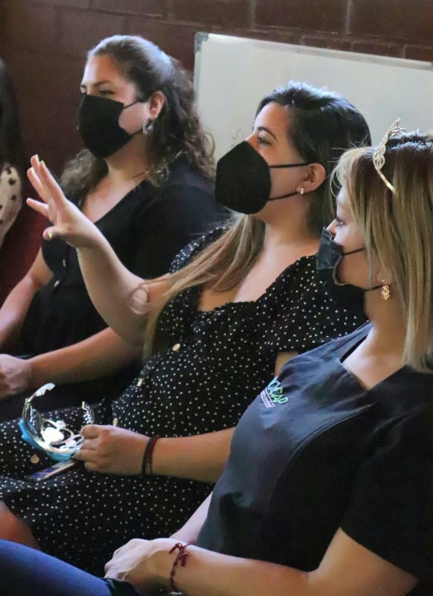 MuniPenaflor's tweet photo. 😍❗ Felicitaciones ‼️a las 7 peñaflorinas 🙋‍♀️👩👩‍🦰 que hoy fueron certificadas del Curso #Manicure 💅 y #Pedicure 🦶 del #ProgramaJefasDeHogar 🏡 de la #Municipalidad, que busca mejorar las competencias de la mujer en su vida laboral 👏. https://t.co/i2mxtHvP6B