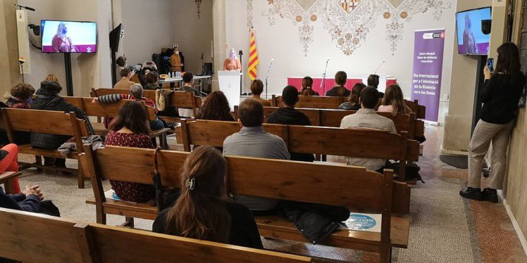 neusmunte's tweet photo. Acte central del dia per a l’eliminació de les violències masclistes a Sants-Montjuïc, amb lectura del manifest per part del programa Dones Amunt i la força de la música i poesia d’@OlzaOlzeta i Júlia Boob.
#25N #niunamenys https://t.co/DeHLu81xqU