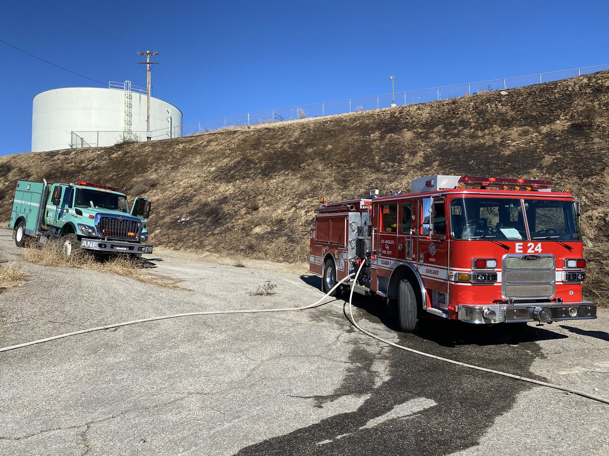 Angeles_NF's tweet image. #LopezFire - Even with extreme wind gusts and single digit relative humidity, teamwork knocked this fire down, held at 1/2 acre  @LAFD