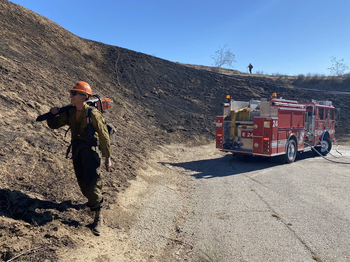 Angeles_NF's tweet image. #LopezFire - Even with extreme wind gusts and single digit relative humidity, teamwork knocked this fire down, held at 1/2 acre  @LAFD