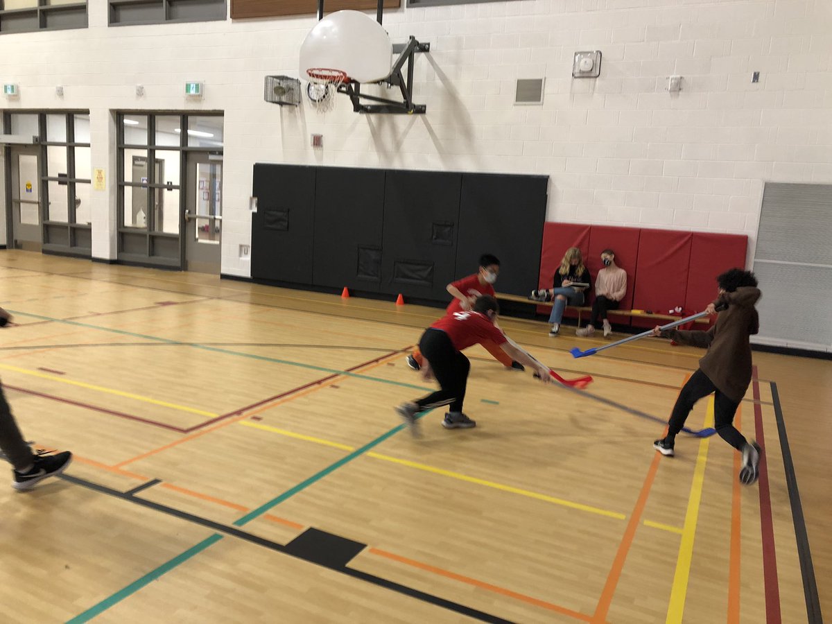 educatemymind12's tweet photo. Students enjoyed playing floor hockey today during PE class. #floorhockey https://t.co/61mb7eIhGP