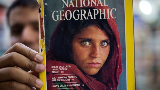 SilkRdToday's tweet photo. Italian premier's office said her picture had come to "symbolize the vicissitudes and conflict of the chapter in history that Afghanistan and its people were going through at the time".  #Afghanistan  #photos  #Italy  #silkroad  https://t.co/8pf9MlW5D9 https://t.co/gCK1eUmyrB