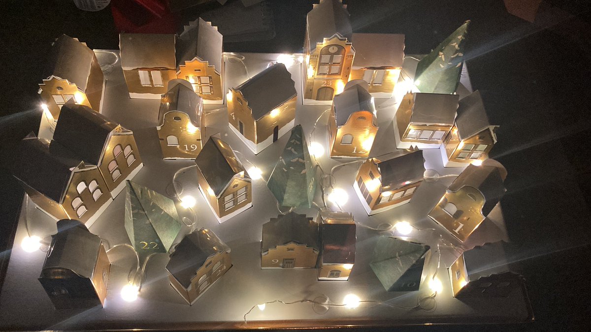 MirjamGrafe's tweet photo. Wat een leuk en lekker kerstpakket van @AccretePCO gekregen vandaag. # The ritual of advent https://t.co/t2ASQuqU5d