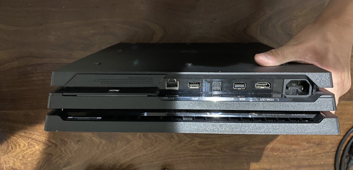 JulyCuervo98's tweet photo. 🎮🚨!!SE VENDE!!🚨🎮

Amigos como andan? 
Quería comentarles que estoy vendiendo mi PS4 Pro de 1TB comprada en 2019, y sinceramente está como nueva, con caja, 2 mandos y Todos los accesorios!!

Si alguno está interesado o saben de alguien que si no duden en contactarse conmigo 🙋🏻‍♂️ https://t.co/KpV4ZfIEoW