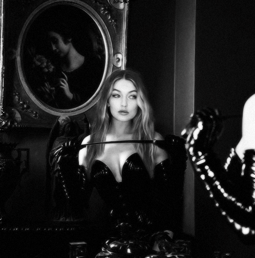 Sôfrega pela carne e pelo espírito; com desvairo narro à noite, em sussurros, minha lascívia.