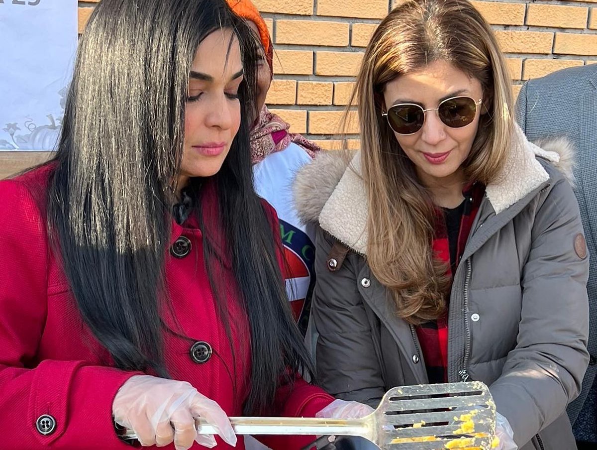 meerairtaza's tweet photo. It was a pleasure to serve as a volunteer for American Muslim Council with Counsulate General Ayesha Ali. We distributed free food to needy people in the city of Newark, NJ. Very good initiative by the organization and so many volunteers. #Meerajee #PakistanConsulate #USA https://t.co/n5P15ZpRa5