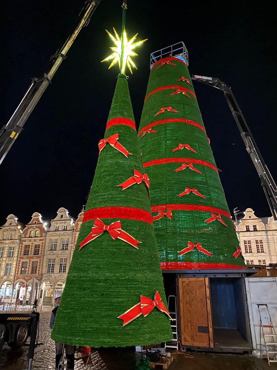 Et oui on va encore avoir le plus beau sapin ! 🎄💫 <a href="/VilleArras/">Ville d'Arras</a> <a href="/GrandArras/">Com. Urbaine Arras</a> #noel #sapindenoel #marchedenoel #HautsDeFrance