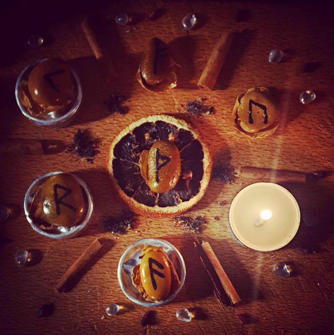 thecraeftcom's tweet photo. In the third sunwait we light,
The candle of Thurisaz so bright,
When the force of winter upon us lies,
May the return of spring in it riseππππ #wiccalifestyle #witch #sunwait #sunwaitcandles #candles #candle #rune #runes #magick #manifest #gratitude #advent #winter #Solstice https://t.co/D7GxpiG6DT