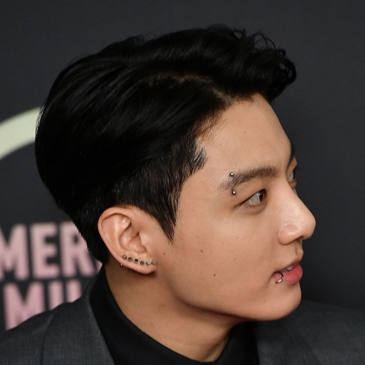 jggukie_s's tweet image. Demi Waktu

"𝙺𝚊𝚕𝚘 𝚋𝚞𝚔𝚊𝚗 𝚔𝚊𝚛𝚎𝚗𝚊 𝚗𝚢𝚘𝚔𝚊𝚙, 𝚘𝚐𝚊𝚑 𝚐𝚞𝚎 𝚝𝚊𝚗𝚐𝚐𝚞𝚗𝚐 𝚓𝚊𝚠𝚊𝚋."

Jeon Jungkook local au