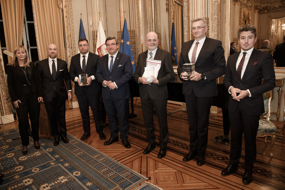PLenFrance's tweet photo. Soirée de Gala du #Business 🇫🇷🤝🇵🇱

L'Ambassadeur T. Młynarski a remis les Prix du Business  🇫🇷-🇵🇱.
🏆 Le meilleur investisseur 🇵🇱 en 🇫🇷 : #Chemet
🏆 Le meilleur investisseur 🇫🇷 en 🇵🇱 : @StellantisFR 
🏆 Le meilleur exportateur 🇵🇱 en 🇫🇷 : @Grupa_Azoty https://t.co/SD8zRDNvbN