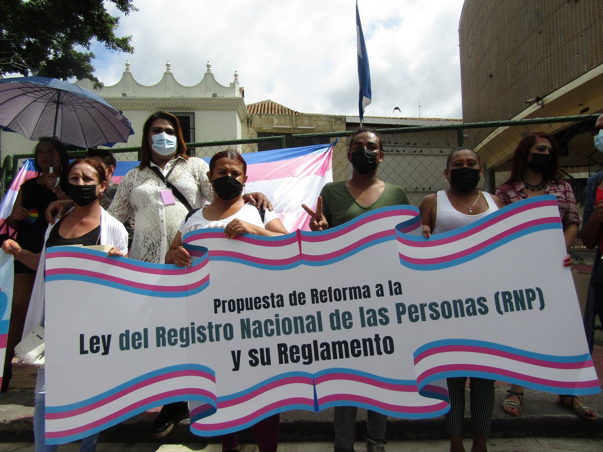 arcoirisghn's tweet photo. Caminata para la entrega de la Propuesta de la Reforma a la Ley del Registro Nacional de las Personas (RNP) para el reconocimiento legal del cambio de nombre de las personas trans de Honduras. https://t.co/aa2OSzCEsI