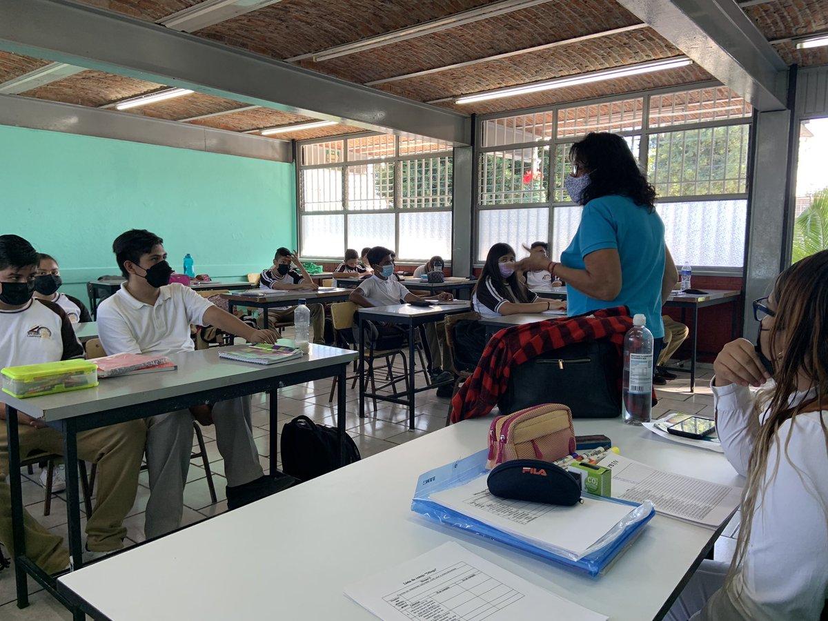AlbertoDeJessV8's tweet photo. Mi compañera @NaomiBeato algo molesta, porque la coordinadora le dijo a la persona que entrará en otra clase para que no le quite su tiempo, ya que es única sesión. No quiso y así se metió. #F #todossomosnaomi https://t.co/48UiFD3GEj