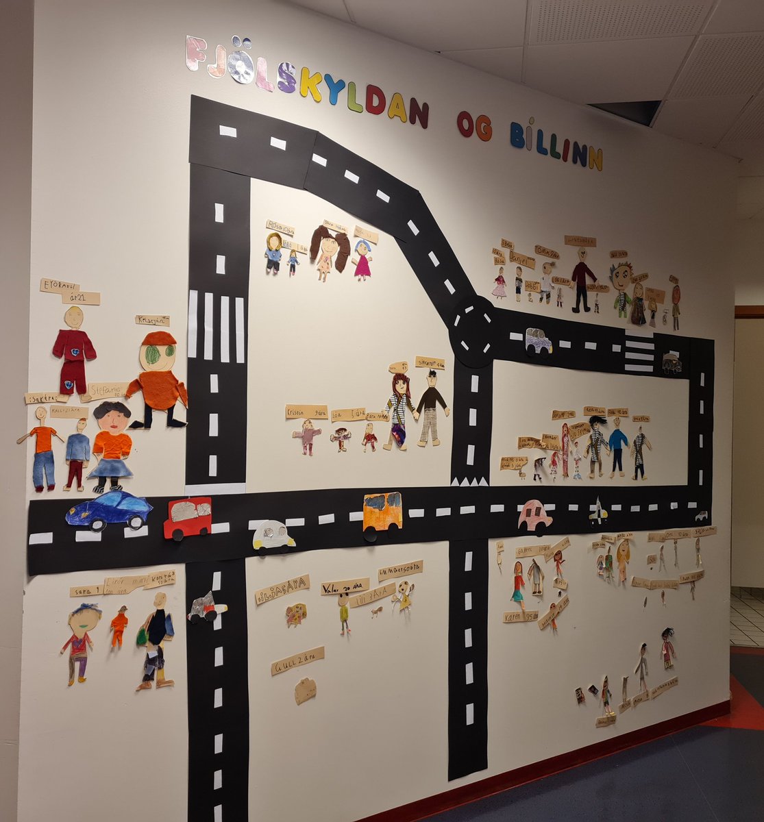 #12dagatwitter #menntaspjall 
D9 Þessa dagana er ég ótrúlega stolt af nemendum mínum í 2. bekk í <a href="/alfholl/">Álfhólsskóli</a>  sem hafa verið að vinna með söguramman Fjölskyldan og bíllinn. Þar erum við m.a að vinna með ólíkar fjölskyldugerðir, umferðarfræðslu, tjáningu ofl Ótrúlega flott  🤩