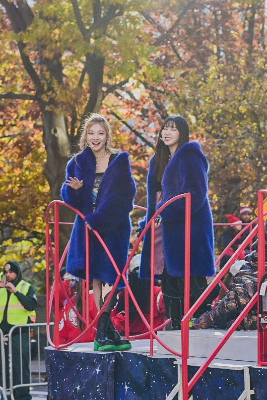 _ellistan's tweet photo. Sort of saw aespa at the Thanksgiving Day Parade... I brought a cabbage and carrot but only Giselle and Ning Ning saw me. They seemed happy to see it though! https://t.co/k2brKQAqIt