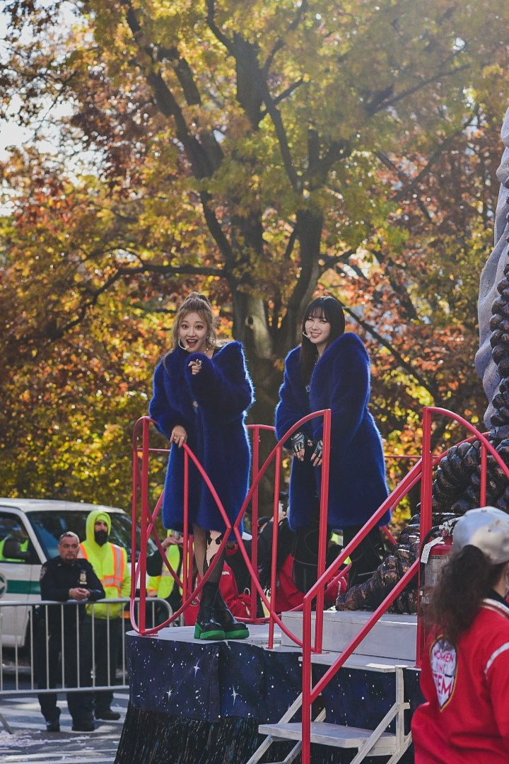 _ellistan's tweet photo. Sort of saw aespa at the Thanksgiving Day Parade... I brought a cabbage and carrot but only Giselle and Ning Ning saw me. They seemed happy to see it though! https://t.co/k2brKQAqIt