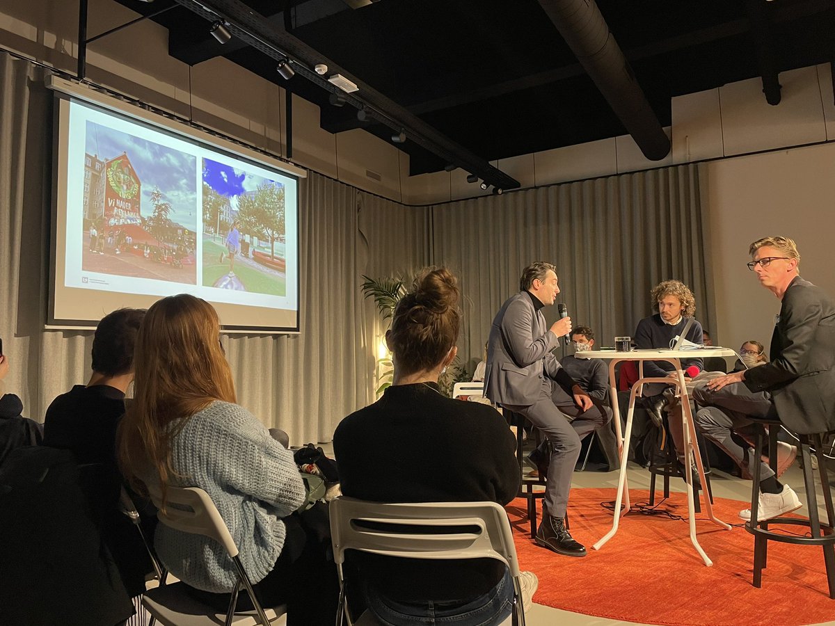 Dat het boeiend was. De boekvoorstelling van ‘En de rest is Parking’ van <a href="/MaartenVanAcker/">Maarten Van Acker</a> in #Stadsform. ‘Steden maken waar me met plezier opgroeien’ en andere gedachten. In gesprek met wie er was.