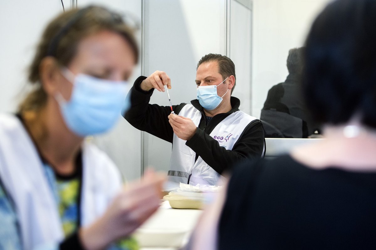 Blij dat we onze ervaren krachten in dienst kunnen houden! Sinds de start van de pandemie werken we met man en macht om die zo goed mogelijk te bestrijden. En dat blijven we doen zolang het nodig is. De motivatie onder alle medewerkers is enorm. We gaan door! <a href="/MinVWS/">Ministerie van VWS</a> #samensterk