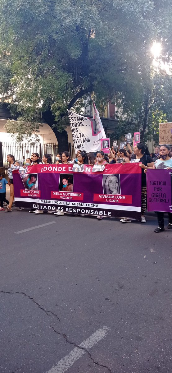 SinRetornofm's tweet photo. #25N #CoberturaSR 
Tomamos las calles por una vida libre de violencias! 
#NiUnaMenos #ElEstadoEsResponsable https://t.co/PNtCd1QFiA