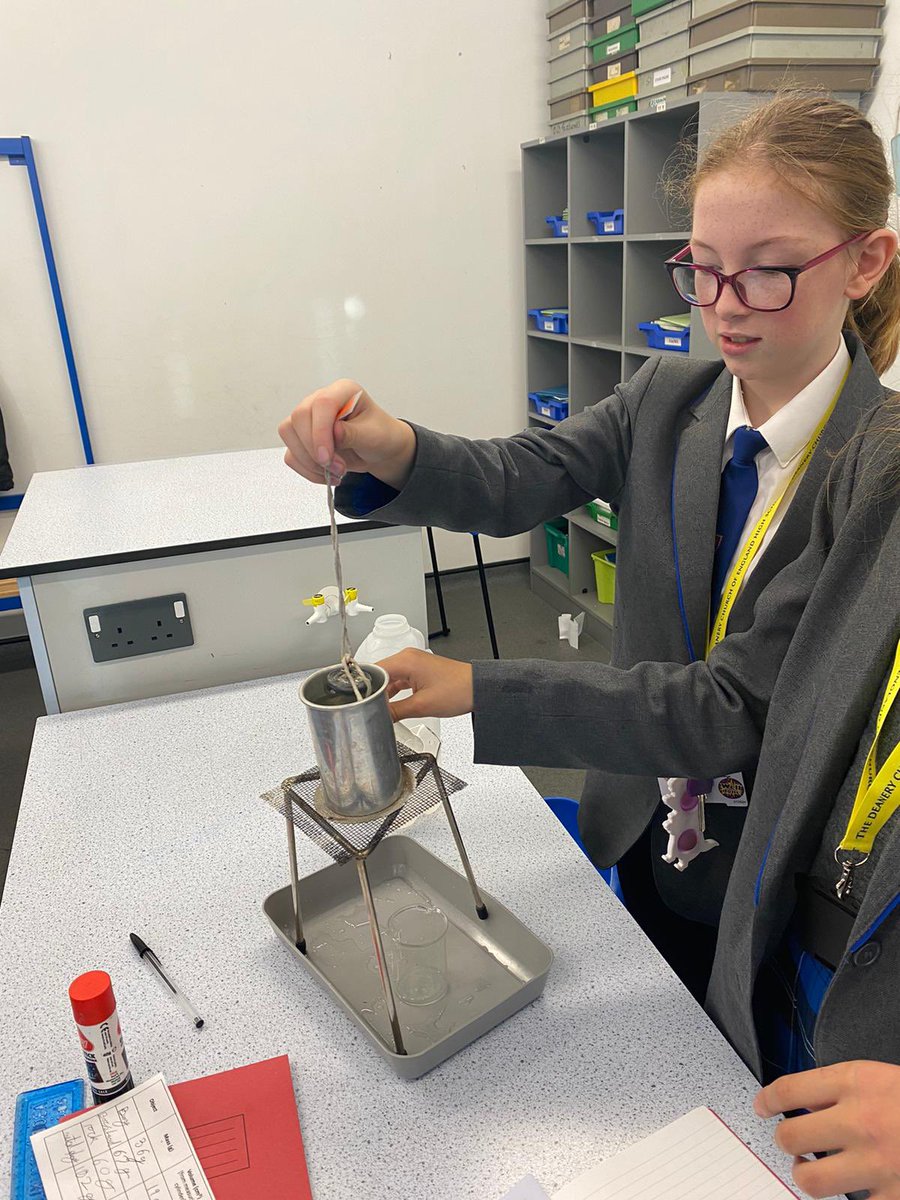 DeaneryScience's tweet image. 7b4 have been exploring the density of irregular objects using displacement cans. EUREKA! @deaneryhigh