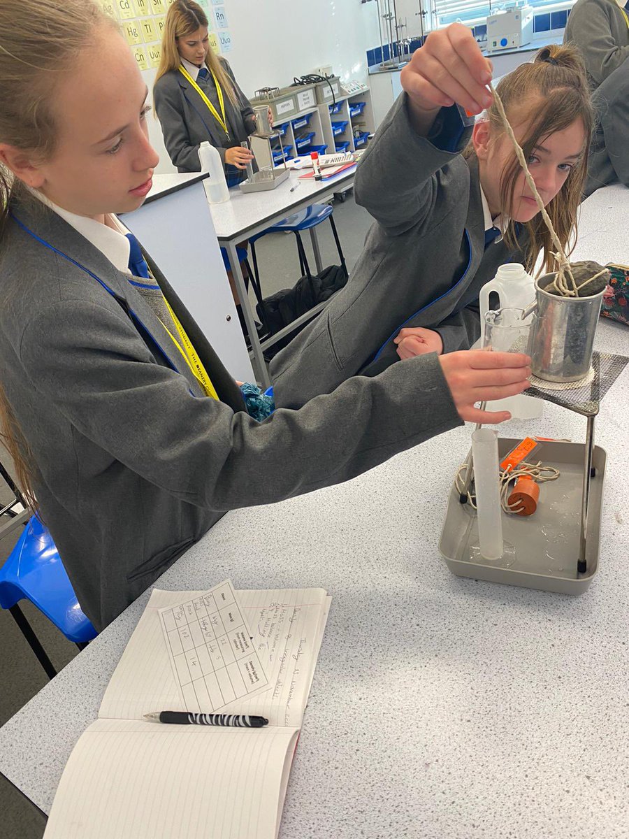 DeaneryScience's tweet image. 7b4 have been exploring the density of irregular objects using displacement cans. EUREKA! @deaneryhigh