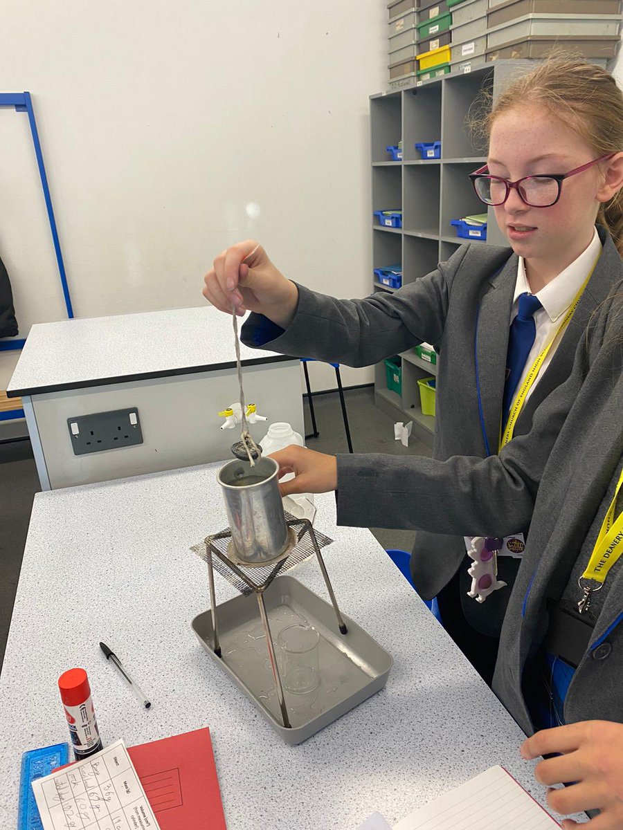 DeaneryScience's tweet image. 7b4 have been exploring the density of irregular objects using displacement cans. EUREKA! @deaneryhigh