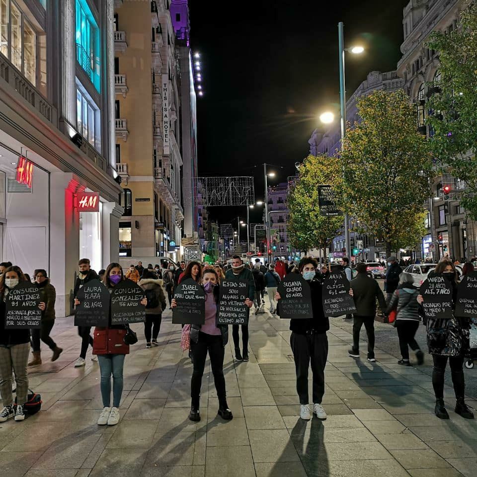 RebeldiaCMadrid's tweet photo. Fuimos, somos y seremos. Y porque somos, tomamos las calles por las que fueron y para que las que las que están por llegar, sean.💜 #25NTomamosLasCalles #25Noviembre #AunqueNoLoPadezcas #AunqueNoLoParezca https://t.co/8gbWy1O3Kd