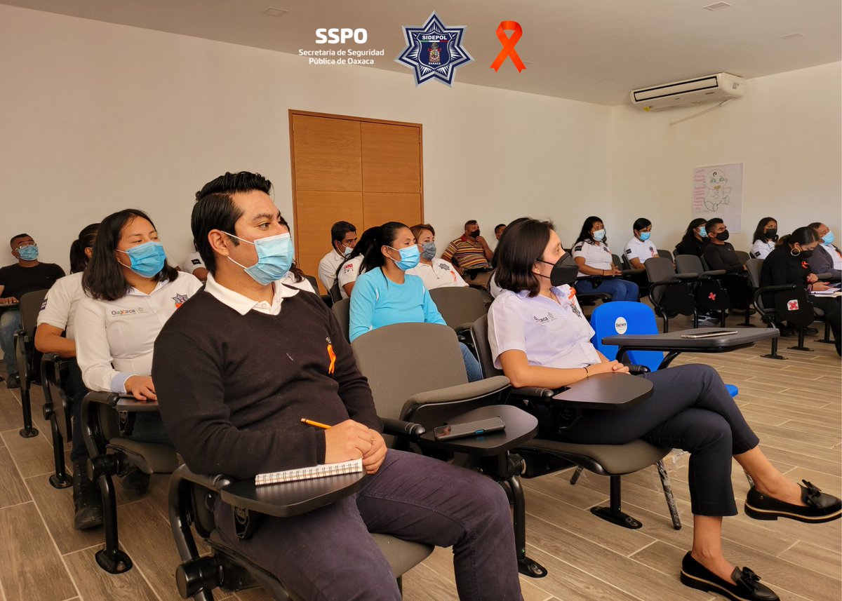 SidepolOax's tweet photo. En equipo con @UnidadGnro_SSPO y, en el marco del #DiaNaranja; en las instalaciones de nuestro Instituto de Profesionalización, personal de #SIDEPOL recibe plática sobre Género y Derechos Humanos. #Oaxaca  @SSP_GobOax @Heliodoro_hcde @SIDISSP_GobOax https://t.co/7owkRYA2Uh