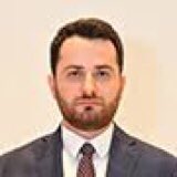 Fatih Terim’e 5 maç ceza veren PFDK’nın Başkanı Aytaç Yüksel, Göksel Gümüşdağ’ın Avukatı ve Tahkim Kurulu Başkanı olan Murat Balcı’nın ofisinde çalışan bir arkadaşı!
Kadıköy’de aynı ofisi paylaşmış olan bu iki arkadaştan birisi Tahkim diğeri de PFDK Başkanı!