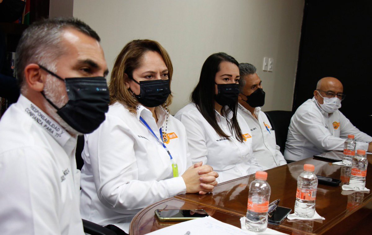 CobaesSinaloa's tweet photo. El director general de Cobaes, @SanInzunza y el Srio. General del @SNTE53SINALOA , José Fernando Sandoval Angulo, acordaron en una reunión que, el lunes 29 de noviembre, los planteles que se encuentren en condiciones físicas adecuadas regresarán a clases. ✨📓✏️ @rochamoya_ https://t.co/5H9CH9P8tQ