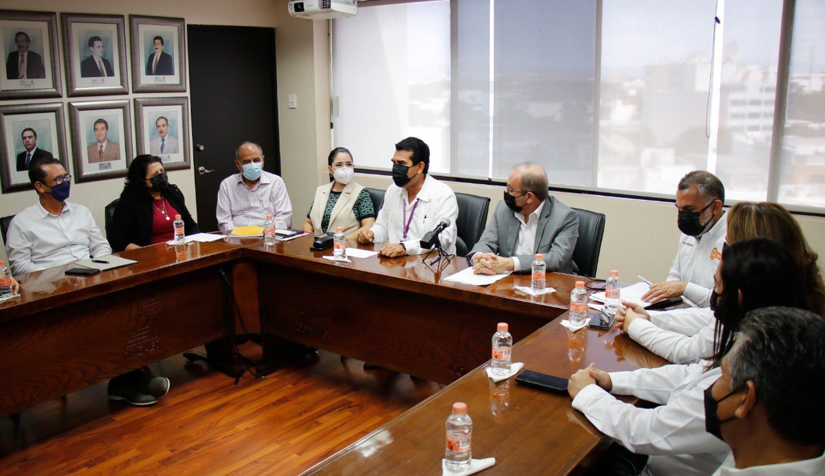 CobaesSinaloa's tweet photo. El director general de Cobaes, @SanInzunza y el Srio. General del @SNTE53SINALOA , José Fernando Sandoval Angulo, acordaron en una reunión que, el lunes 29 de noviembre, los planteles que se encuentren en condiciones físicas adecuadas regresarán a clases. ✨📓✏️ @rochamoya_ https://t.co/5H9CH9P8tQ