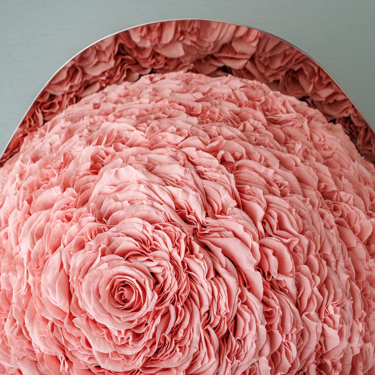 一目見たら忘れられないほど、ゴージャスなピンクの薔薇のアレンジメントです。どれほどの時間をかけて丁寧に作ったことでしょうか。 #nicolaibergmann #ニコライバーグマン @thenicolaibergmann